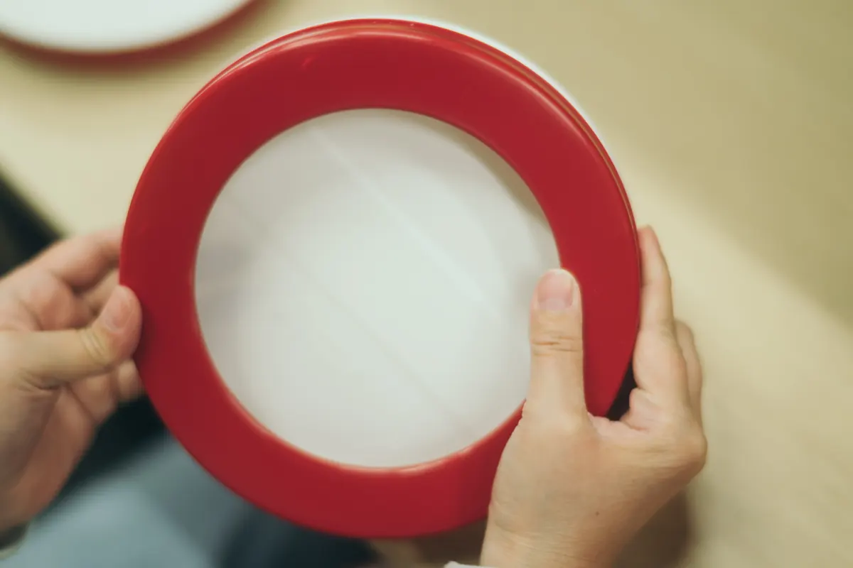 検品の作業をする手元