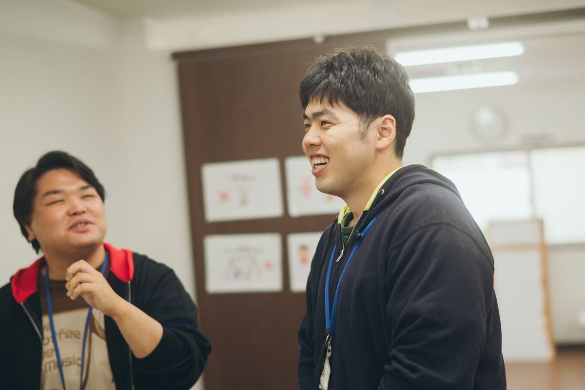子どもへの関わり方について話し合うスタッフ