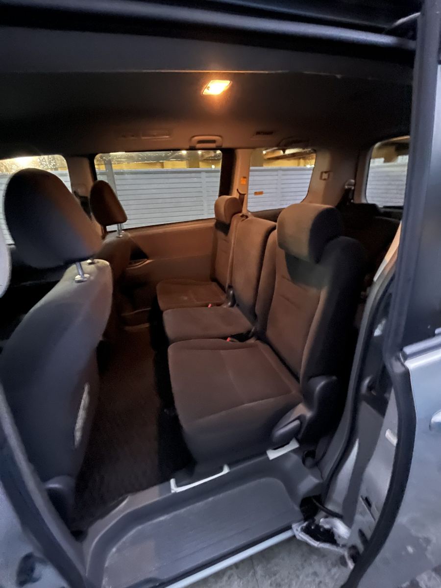 送迎車の車内（後ろの座席）