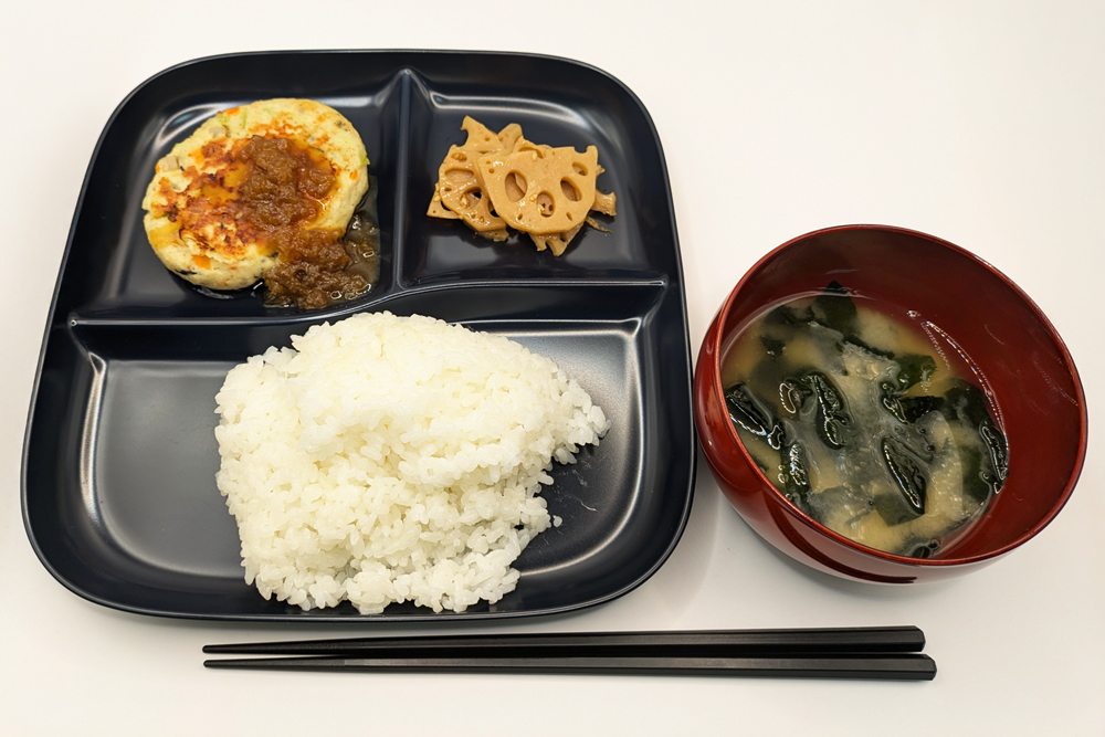 ごはん・おかず・味噌汁の手作り昼食