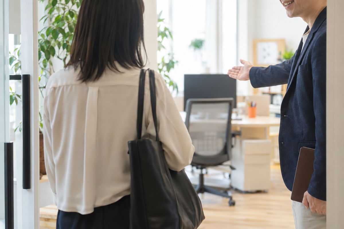 初めて出社した日に、上司が席を案内している様子
