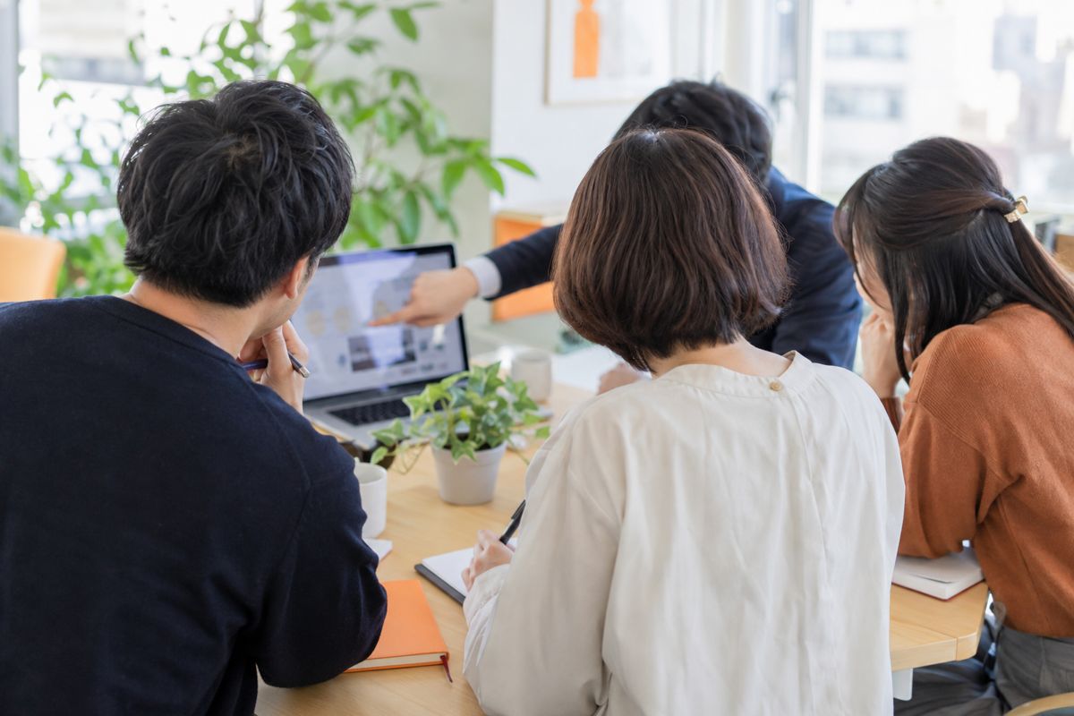 チームの打ち合わせで、メンバーの一人として意見を出している様子