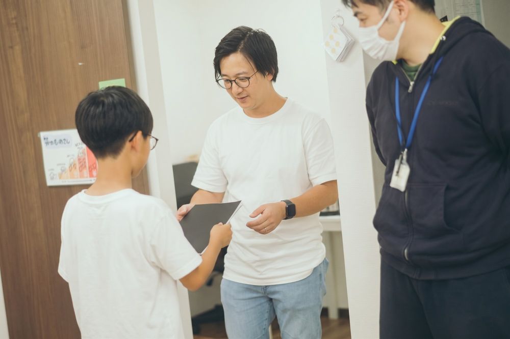 Linoぷれいすの現場でスタッフが子どもと向き合う様子