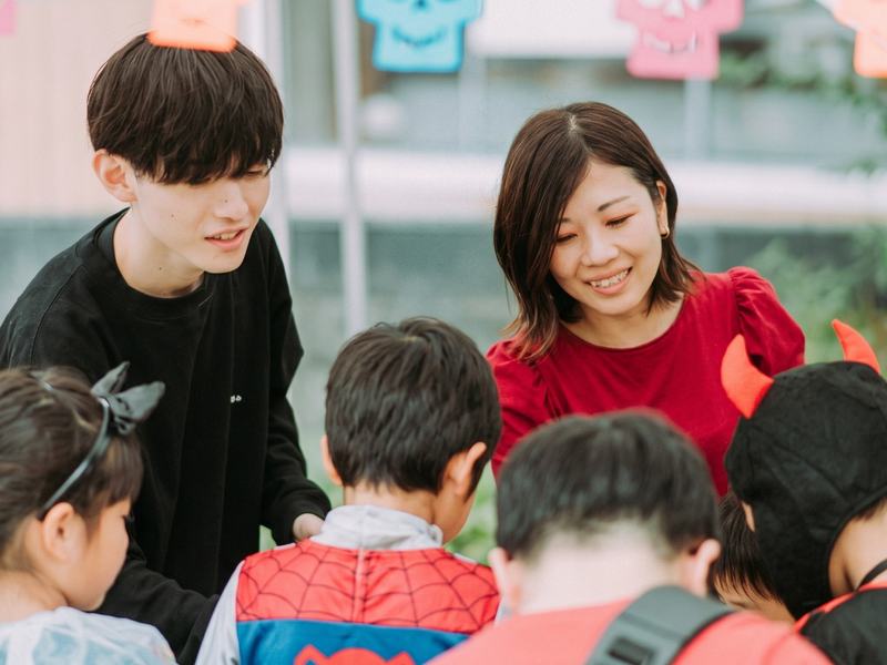 ハロウィンのイベントで子どもたちと関わるスタッフ