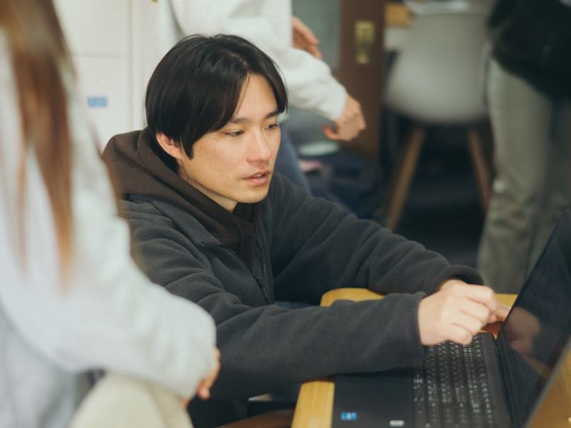 パソコンに向かうスタッフ